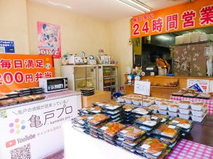 店内は中央にお惣菜と出来立てのお弁当。向かって左側に200円弁当。購入後温めることができる電子レンジも