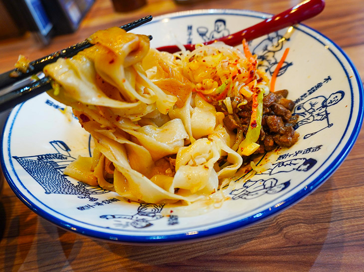「ヨウポー麺」は、中国語で書くと「油溌面」。これは、“油が飛び散る”という意味を表し、料理の最後に油をかけることから付いた名称です