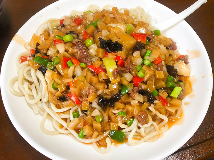 青海省は蘭州のある甘粛省よりもさらに西北部に位置し、新疆ウイグル自治区の隣、チベットの麓でもあります。その郷土料理であるウイグル料理の中に「ラグマン」という麺料理があり、それがこちらの「干拌麺」です