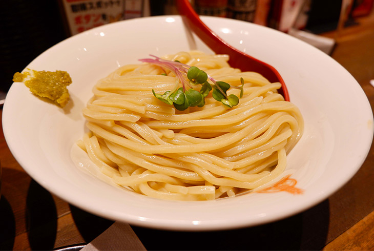 つけ麺には柚子胡椒がついてきます。これがまたからあげに合うんです