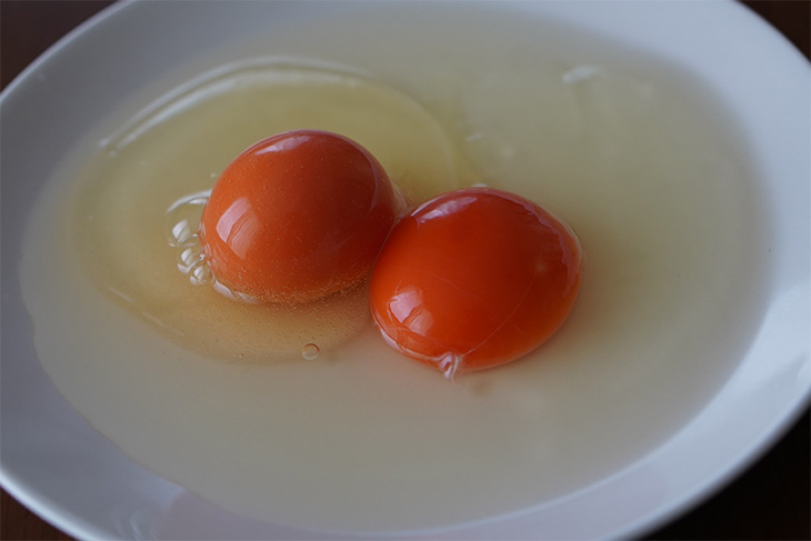 左が冷凍庫に入れて解凍した卵。黄身がピンポン玉のようになっています
