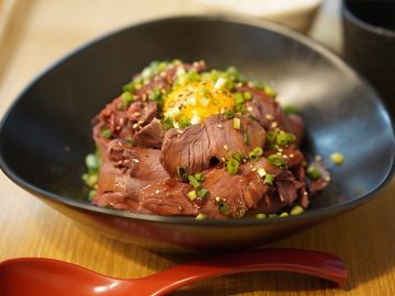 日本初の馬肉食堂『ウマキチ』の1号店がオープン。看板メニュー「ローストホース丼」を食べてきた！