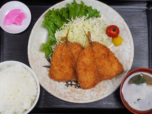 「アジフライ定食」（700円）は、土鍋で炊いたご飯、味噌汁、お漬物付き