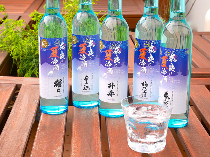 「奈良の夏冷酒」5つの酒蔵　飲み比べセット5000円（税別）。山の稜線、鹿、花火が描かれ、夏の奈良を訪れたくなるラベルも素敵
