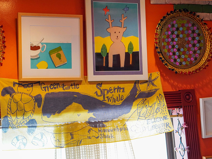 壁には安西水丸さんがお店のために描いたイラストが飾られています