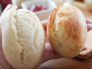 左が焼く前、右が焼き上がり。家で完成させるフランスパンって珍しいですよね