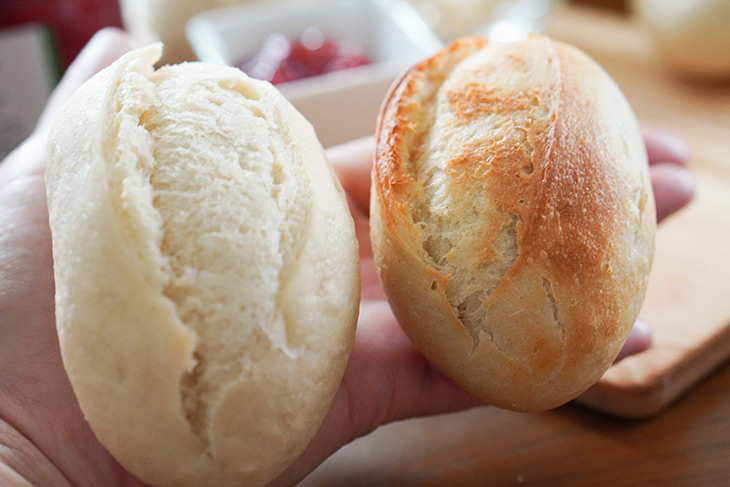 左が焼く前、右が焼き上がり。家で完成させるフランスパンって珍しいですよね