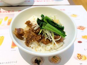 「魯肉飯」は甘辛く煮込んだトロトロの豚の角煮と白米のベストコンビ。丼が小ぶりなので、ほかのメニューも一緒に楽しめる