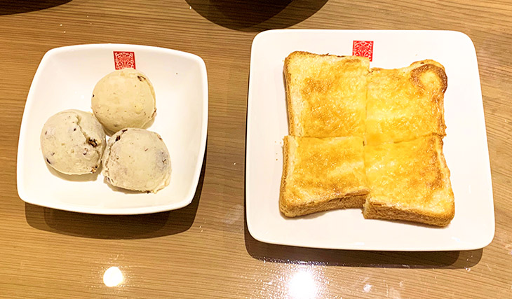 ココナッツのあま～い香りが漂う「バタークリームトースト」（右）。塩気と練乳のバランスがちょうどいい「ピーナッツクリームトースト」（450円）もある