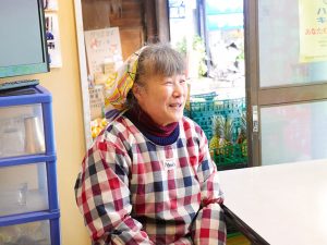 おばちゃんこと店主の佐藤昭子さん。「その日の気分で盛るから量はいつも決まってないのよ～」