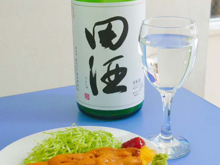 「田酒」グラス1杯850円。青森のお酒はお米の甘みがどっしり感じられて生ウニとの相性抜群