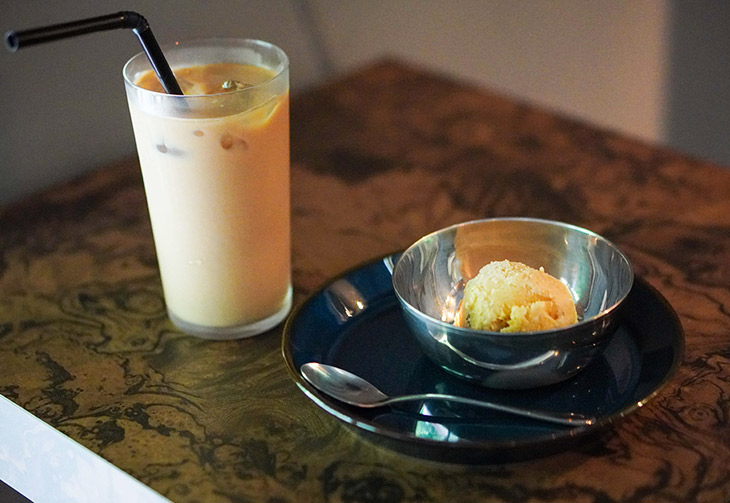 沖縄のラム酒を使用したラムレーズンアイス（450円）と、カフェラテ（500円）。カフェラテには、オーナーシェフの奥様が手掛ける『山田珈琲焙煎所』の自家焙煎コーヒー豆を使用