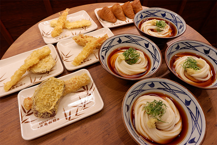 丸亀製麺初のセット商品「夏の打ち立てセット」（写真は4人前・2000円）も登場。家族で楽しめます。こちらは7月21日発売開始予定（8／31まで。一部店舗を除く）