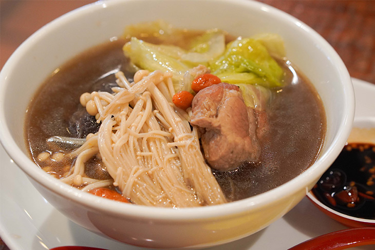 シンガポールやマレーシアの名物料理「肉骨茶(バクテー)」も不定期で登場。豚肉と野菜、キノコなどをニンニクやスパイスで煮込んだ料理