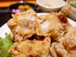 シャリッと薄めの衣を突き破ると、弾けるような鶏肉が出現。肉汁もじんわり出てきます