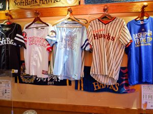 店内は福岡ソフトバンクホークスのグッズでいっぱい
