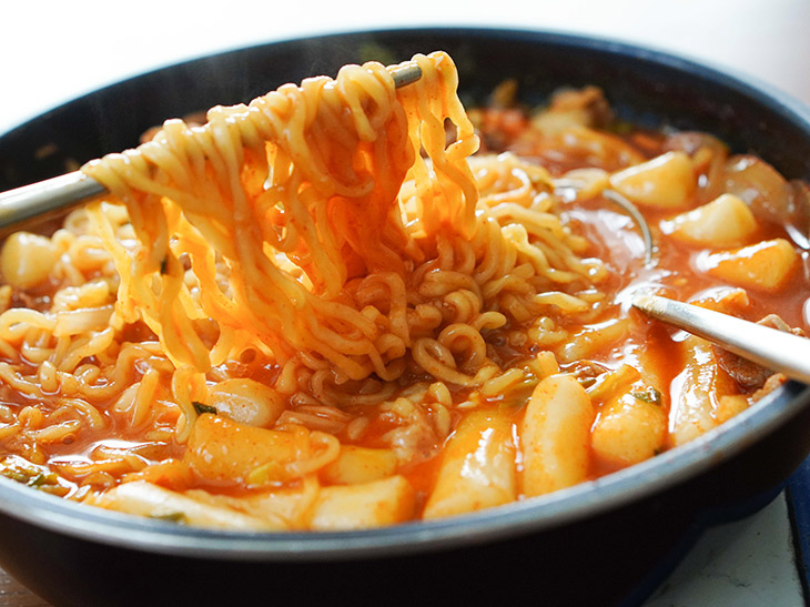 プルダックにラッポッキ…旨さと辛さにドハマり必至の「韓国即席麺」3選