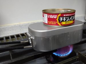 自宅キッチンのガスコンロで炊飯。重石にして温まった“缶詰のカレー”をかければカレーライスに