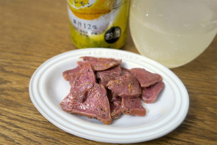 「レモン×イベリコ豚タン」は、レモンの果汁感と酸味が肉の旨みを受け止めてくれる。後味がさっぱりするのも夏らしくていい