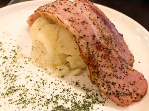 お店で食べるポテサラは個性豊か。西荻窪の『牛串牛鍋じげん』の名物料理「肉屋のポテトサラダ」580円はドカンと厚切りのベーコンがのっていて食べ応えあり