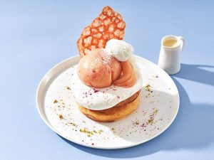 『カフェ＆ブックス　ビブリオテーク』と吉祥寺『タルタート』に登場した「まるごと桃とふんわりフロマージュブランクリームのパンケーキ」1400円