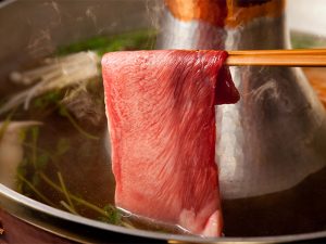 和牛タンは、あえて肉の繊維に逆らうように縦にカット。焼肉とは違う牛タンの食感や味わいを体験できます