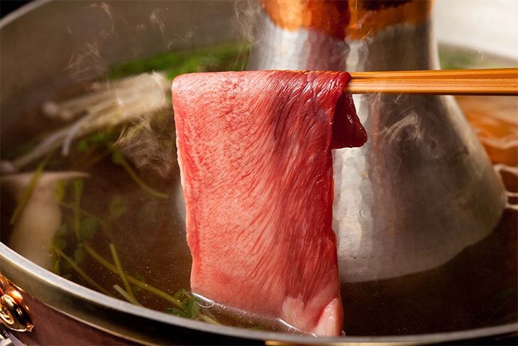 和牛タンは、あえて肉の繊維に逆らうように縦にカット。焼肉とは違う牛タンの食感や味わいを体験できます