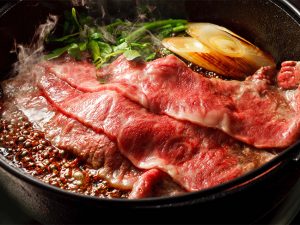 すき焼きは、最初は焼いて食べる関西風で。続いて、割り下を入れて煮込む関東風で
