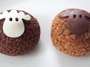 「エルクのクッキーシュー」は、イートインは220円、テイクアウト216円。左がショコラ、右がカスタード