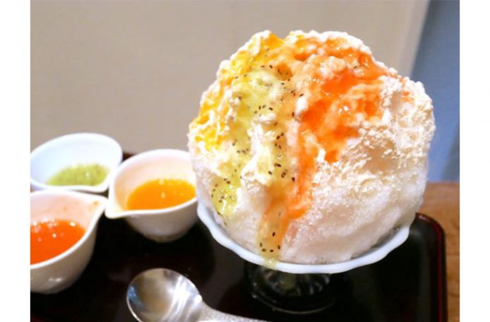 ソースは橙色が「杏」、緑色が「キウイ」、ピンクが「すもも」。三色丼のように贅沢に全部乗せもあり!?