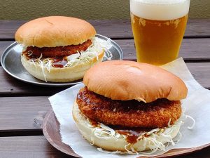 辛いもの好きは必食！『コメダ珈琲店』の期間限定「カリーメンチカツバーガー」が旨辛すぎる