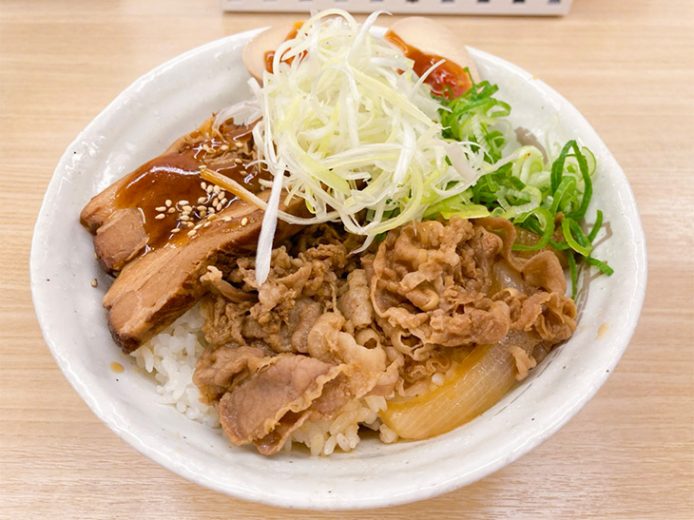 「牛と味玉の豚角煮丼」690円