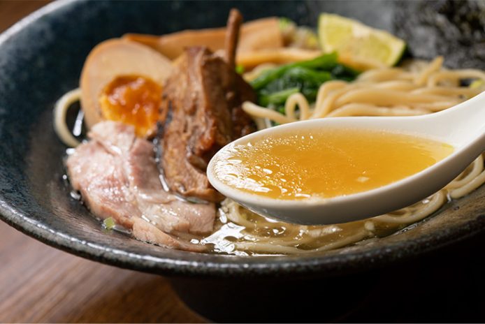 超濃厚ラム骨100 のスープが冴える らむね家 の 特製らむらぁ 麺 とは 食楽web