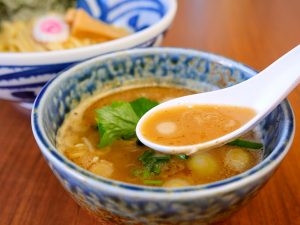 動物系出汁と魚介出汁とを、Wスープの手法でブレンドした絶品スープ