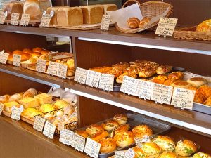約40種のバラエティ豊かで個性的なパンが並ぶ店内