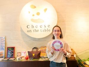 『チーズ・オン ザ テーブル』の今藤 亜記子さん。優しい語り口でチーズの魅力を教えてくれました