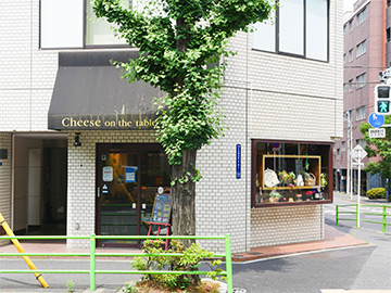 Cheese on the table本店　外観