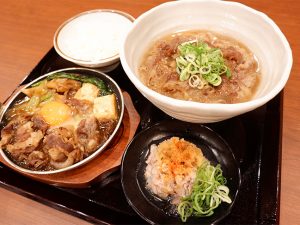 「神戸牛づくし膳」（1618円）は1日限定4食。内容は白ごはん、神戸牛うどん（かけorぶっかけ）、神戸牛すき焼き、神戸牛おろし和えがセットになっています