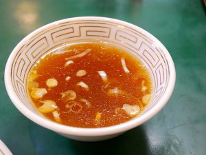 程よく色づいた中華スープ