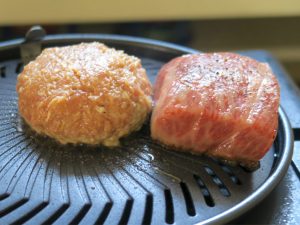 塊肉はサシの入った方向を見て焼く面を決める。サシは斜めに入っているので、その両端の面から焼くことで、肉の脂を内側に閉じ込められる