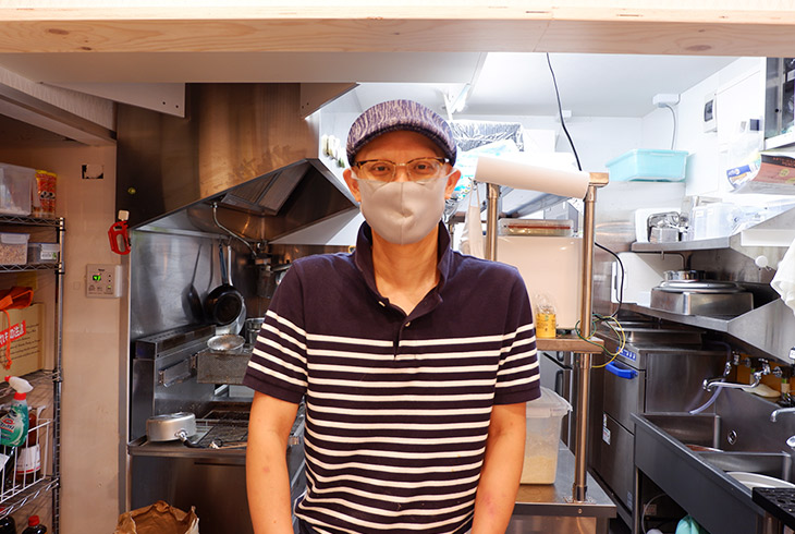 店長の清水浩二さん。飲食業界20年以上の大ベテランです