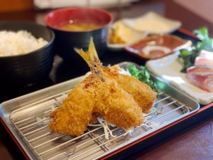 「夜の定食」（竹）1580円は、釣りあじフライと刺身、ごはん、お味噌汁
