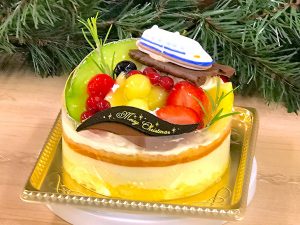 京橋千疋屋の「ポム・ベール」（4860円）は、フルーツケーキに新幹線をトッピングした子どもに大人気のケーキ。40台限定