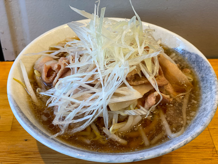 肉々しさ満点！ 東京・中野の立ち食い蕎麦『NAMIKI』で絶品「背脂入り肉そば」を食べてきた