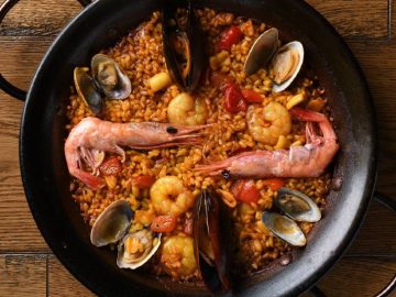 パエリアが20種類！？ 代官山の超人気スペイン料理店『サルイアモール』が丸の内テラスに登場