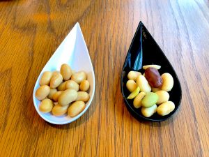 右が「ミラクルミート」の主原料である発芽生丸大豆。普通の大豆と比較すると、口の中で弾けるような濃厚な旨みがある