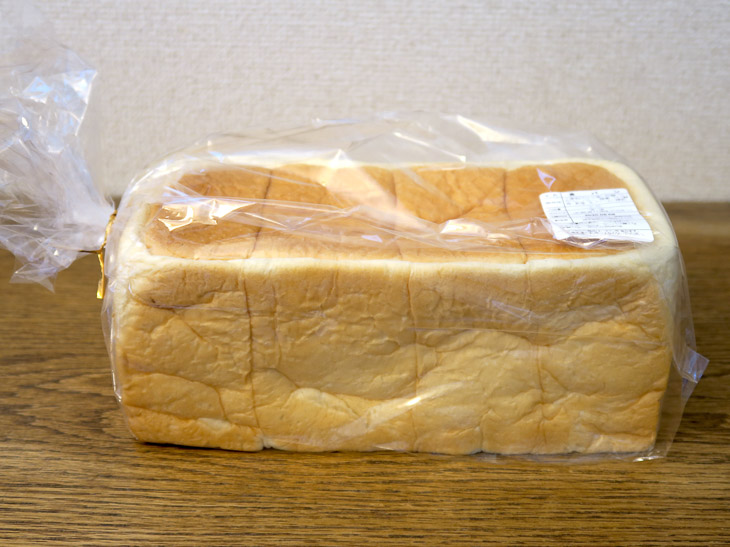 「純生食パン」は1本（2斤）800円。オンラインで店頭受取の予約が可能