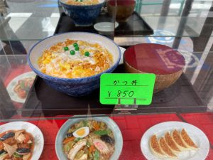『坂本屋』は西荻窪駅から徒歩3分ほどの場所にあります。ショーウィンドウには、以前の名残で、餃子や中華丼などのサンプルがありますが、現在出しているメニューはかつ丼のみ