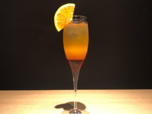 リュウゼツラン（アガベ）から作るシロップを使う「メキシカンサンライズティー」。オレンジをグラスに添えればカクテル気分が高まる