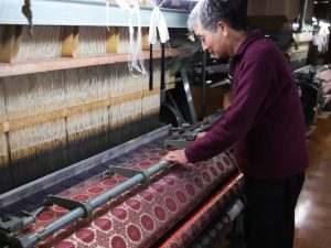 山梨県富士吉田市の伝統的な織物技術を採用